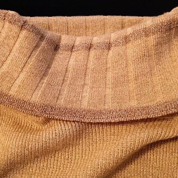 Vintage Fitted Gold Turtle Neck Sweater sm-med from the late 60s or early 70s - Picture 2 of 8